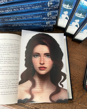 Das Page Overlay zeigt das Porträt der weiblichen Hauptfigur des Buches "Ein Herz aus Eis und Schnee". Farina hat dunkles, welliges Haar und trägt längliche Ohrringe. Schultern und Dekolleté sind unbedeckt.